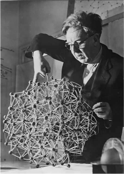 John desmond Bernal construyendo un modelo de la estructura del agua en su oficina (Finney private collection)